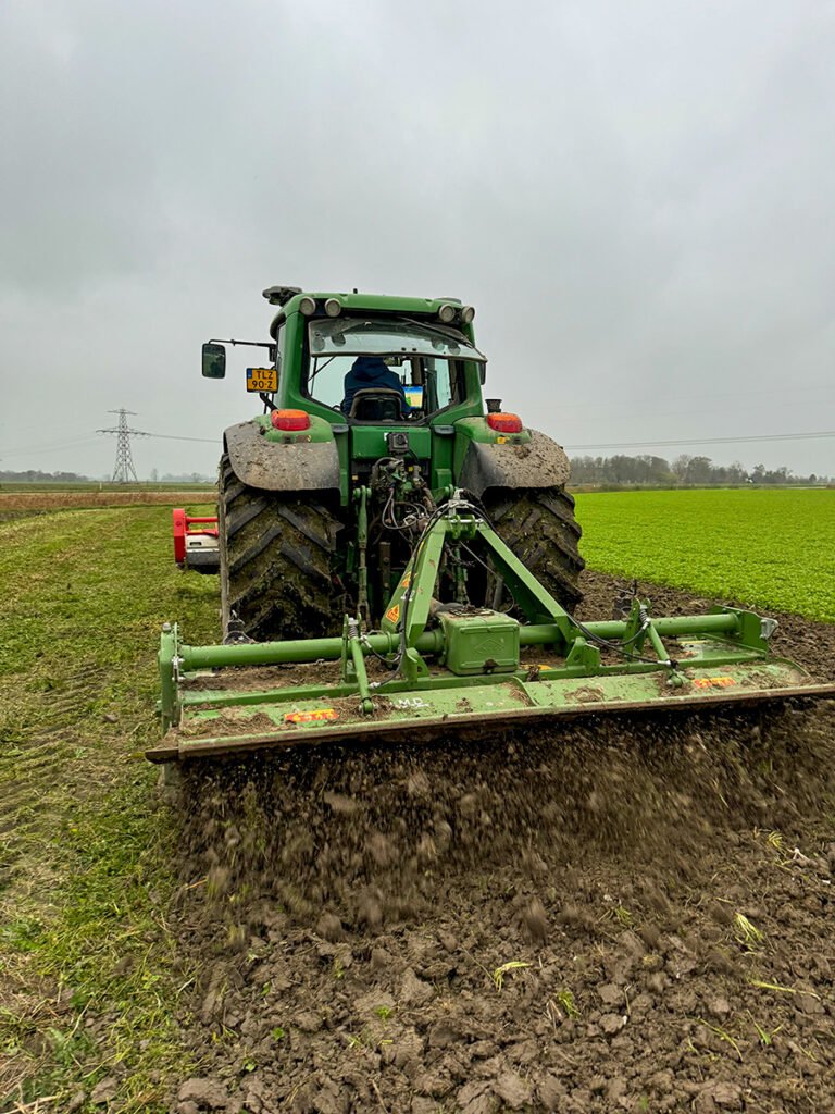 Trekker voorbewerkt de grond voor de teelt van biologische bloemen bij Florentien Biobloemen in Winsum
