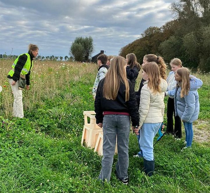 Kinderen leren over biologische bloemen tijdens een workshop bij Florentien Biobloemen in Winsum